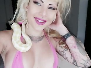 payudara-besar, webcam, fetish-benda-yang-dapat-meningkatkan-gairah-sex, seorang-diri, bikini, tato
