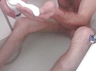 Shaving a cock in the bathtub ...
