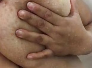 bañando, tetas-grandes, amateur, latino, regordeta, regordeta-chubby, natural, tetas, ducha, a-solas