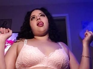 Latina BBW makes her pussy squirt