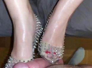 AMATEUR FOOTJOB - SHOEJOB WITH HIGH HEELS PUMPS - FOOT FETISH - FOO...