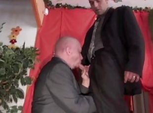 deux ejeuns commericaux baisent chez un client en costume cravattes