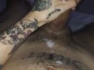 amateur, ejaculation-sur-le-corps, énorme-bite, gay, maison, branlette, point-de-vue, solo, tatouage, bite