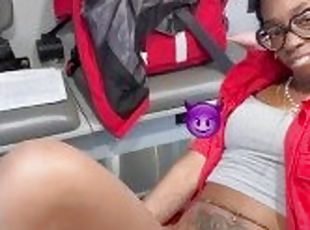 masturbare-masturbation, orgasm, public, pasarica, negresa, negru, cu-degetelul