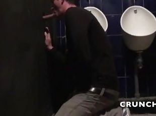 jeune mec hetero se fait sucer en glory holes ans les toilettes pub...