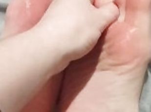 Massage de mes pied pour les fetechiste des pieds j'aimerais tellem...