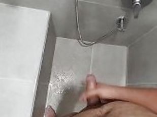 Yo masturbándome en la ducha