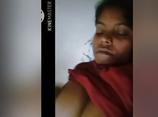 Desi Bhabhi Shows Her Boobs