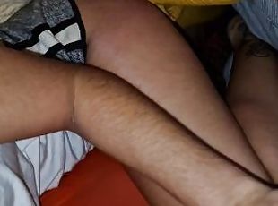 JUGAMOS A TOCARNOS DEBAJO DE LAS SABANAS MI HERMANASTRO SE PONE MUY CALIENTE CREAMPIE DENTRO - REAL