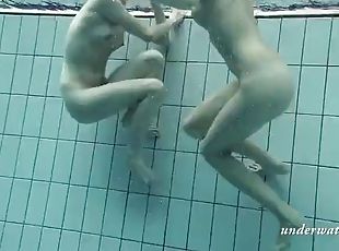 lésbicas, piscina, por-baixo-de-água