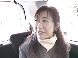 Japanese woman enjoys while being fingered in the back of a car