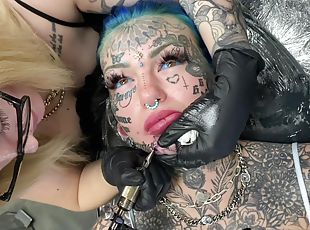 madurita-caliente, con-piercings, fetichista, tatuaje