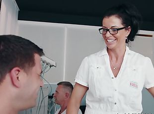briller, sygeplejerske, milf, uniform