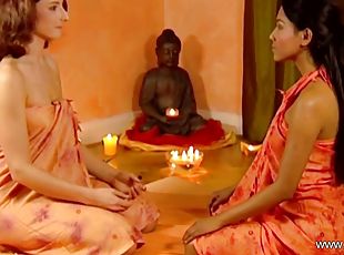 Beautiful and sensual massage lessons from India and the outstandin...