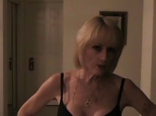 gros-nichons, amateur, fellation, ejaculation-sur-le-corps, granny, milf, salope, femme-habillée-mec-nu, sur-le-visage