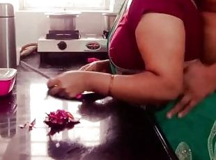 desi southeli maa arya ko kitchen me khaana pakathe huve jamkar cho...