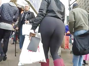 Big walking booty in tights