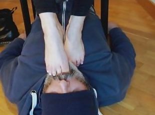 amateur, ados, esclave, pieds, italien, fétiche, maîtresse, branlette-avec-les-pieds, domination