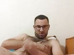 ochelari, masturbare-masturbation, rusoaica, pula-imensa, facut-acasa, masturbare, maurdara, excitat, prinsa, solo