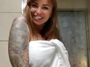 I WANT TO RIP MY TOWELL AND FUCK ME GOOD IN THE BATHROOM  NAOMI STAR
