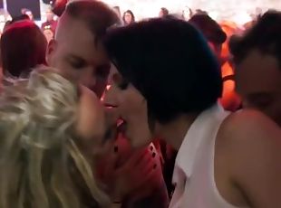 pesta, blowjob-seks-dengan-mengisap-penis, sex-dengan-berpakaian, klub