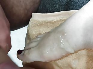 Cumming on my girlfriend feet and she touching my dick foot fetish ...