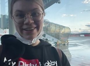 Molliges Teen mit dickem Arsch extrem ffentlich am Flughafen gefickt