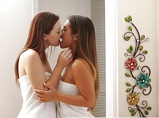 kylpy, orgasmi, laiha, typykät, lesbo-lesbian, kova-seksi, pornotähti, sormettaminen, oppilaitos, suihku