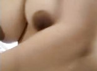 video casero de latina amateur de universitaria en el baño. tetas n...