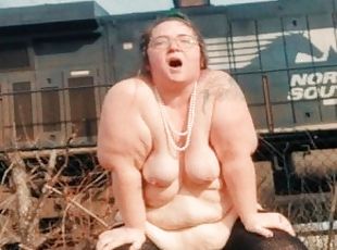 Risky Public Piss-Take: Naked Ohio BBW MILF Disrespects Norfolk Sou...