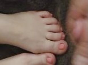 Quick cumshot on tiny pink toes
