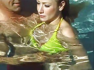 extrême, ejaculation-sur-le-corps, hardcore, branlette, couple, blonde, piscine, mignonne, bikini, bite