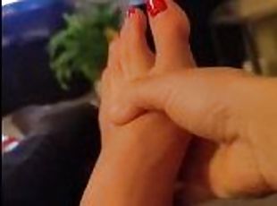 Milf wife sexy feet massage. Watching TV and make relaxing foot mas...