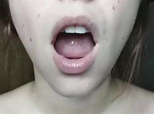 uvula branle toi sur ma langue sexy et crache ton sperme dans ma bo...