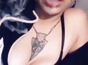 amateur, madurita-caliente, americano, pequeñita, fetichista, a-solas, fumando, morena, tatuaje, tetitas