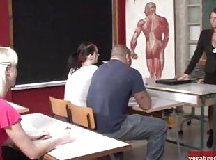 Milf Lehrerin mit dicken Naturtitten verführt einen Studenten zum S...