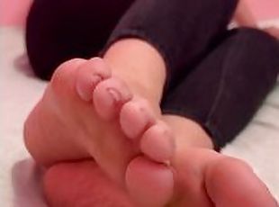 gros-nichons, masturbation, amateur, ados, branlette, pieds, ejaculation, italien, fétiche, branlette-avec-les-pieds