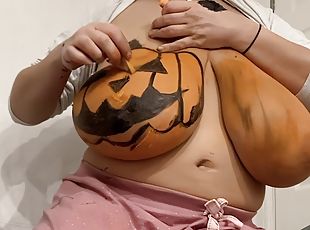 payudara-besar, seorang-diri, halloween