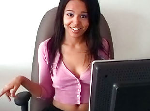 Teen Latina brunette presents us her beautiful breast