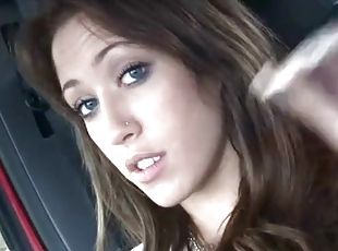 Beauty in the car gives driver a handjob