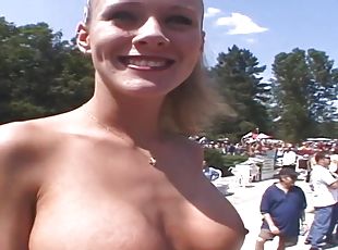 culo, tetas-grandes, al-aire-libre, público, amateur, desnudándose, rubia, natural, pechugona, tetas