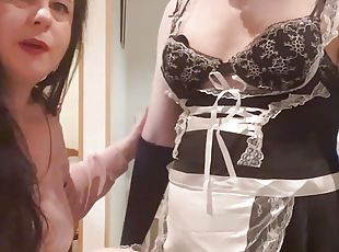 Vends-ta-culotte - Sissy dressed as a soubrette cleaing the hous of...