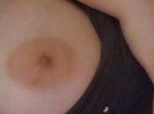 gros-nichons, masturbation, mamelons, amateur, ados, belle-femme-ronde, point-de-vue, seins, fétiche, solo