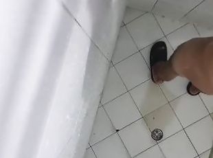 Me ducho y masturbo después de un largo dia de trabajo. Ejercito co...