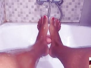 En la bañera aprendiendo a masturbar con los pies solita