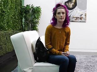 Purple haired slut Scarlett wraps her lips around a long pole