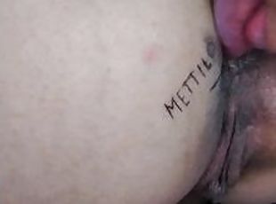 Una cliente troia si fa leccare il culo per non pagare il tatuaggio al culo