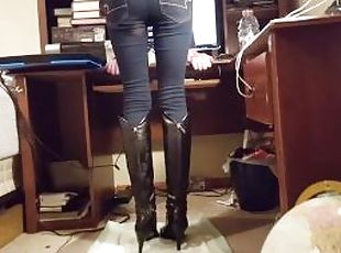 gammel, pissing, skinny, amatør, ung-18, stram, eldre-older, fetisj, alene, jeans