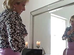 Blonde MILF fondles her pussy with a new electric dildo
