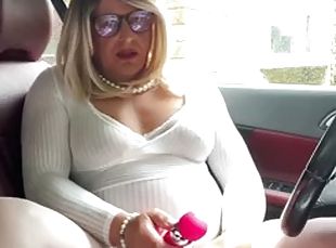 Amateur shemale Kellycd2022 sexy milf masturbating in her car in se...